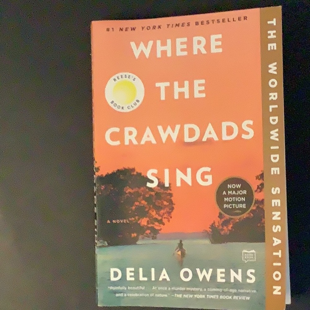 “Where the crawdads sing”paperback book.